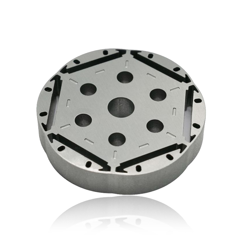 Bagaimanakah reka bentuk Teras Pemegun Motor Automotif mempengaruhi gangguan elektromagnet yang dipancarkan oleh motor?