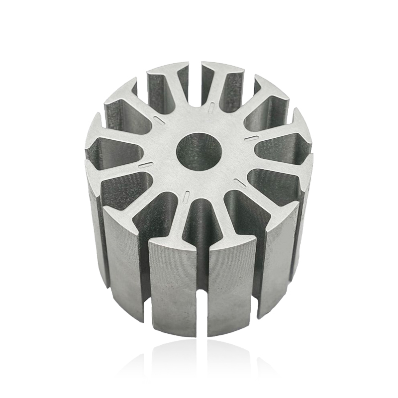 Bagaimanakah Pemegun Motor Pam Air dan Teras Pemutar menyumbang kepada kestabilan tork dan prestasi permulaan yang lancar bagi motor pam air?