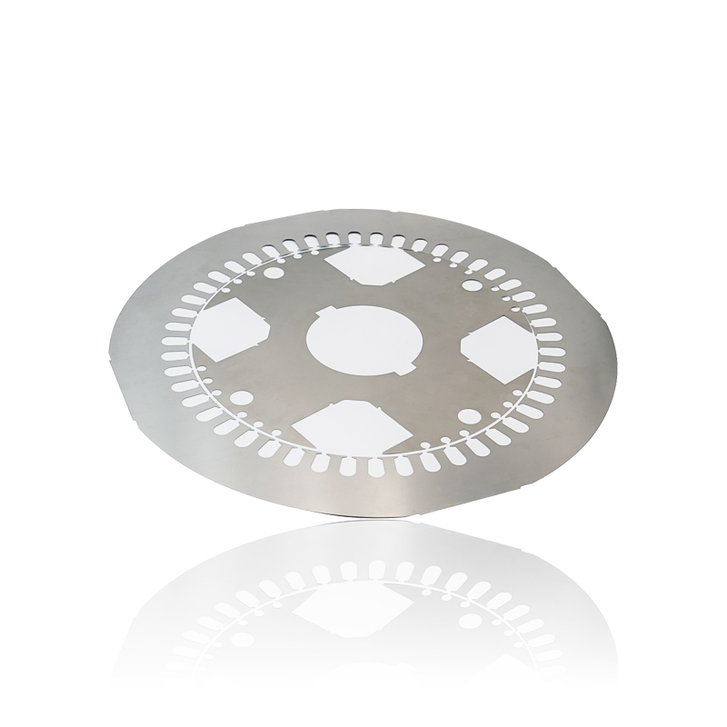 Apakah kelebihan prestasi utama menggunakan Teras Pemegun Motor Penjana Kenderaan Elektrik berbanding reka bentuk pemegun konvensional?